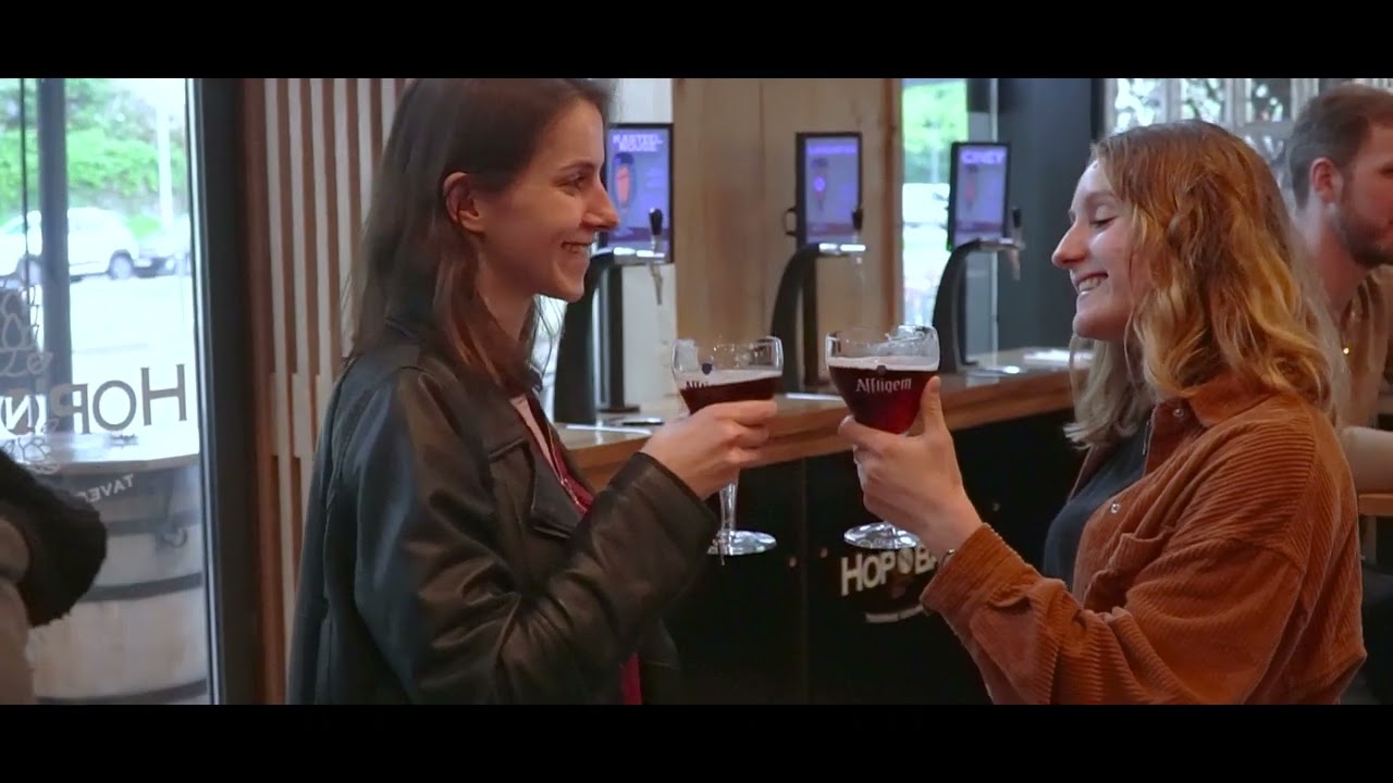 Clients dans l'établissement pilote Hop'n Bar